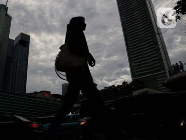 Aktivitas para pekerja saat jam pulang kerja melintasi jalan Kawasan Jalan MH Thamrin, Jakarta, Senin (2/12/2024). (Liputan6.com/Angga Yuniar)