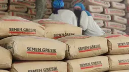 Pekerja tengah memindahkan semen yang akan dijual di Jakarta Barat, Kamis (19/4). Penopangnya adalah konsumsi semen bulan Maret yang mencapai 5,21 juta ton atau naik 3,4% yoy. (Liputan6.com/Angga Yuniar)