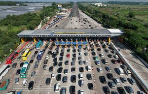 Gerbang Tol (GT) Cikampek Utama beroperasi secara penuh untuk layani kendaraan menuju arah Jakarta saat arus balik Lebaran 2025. (Jasa Marga)