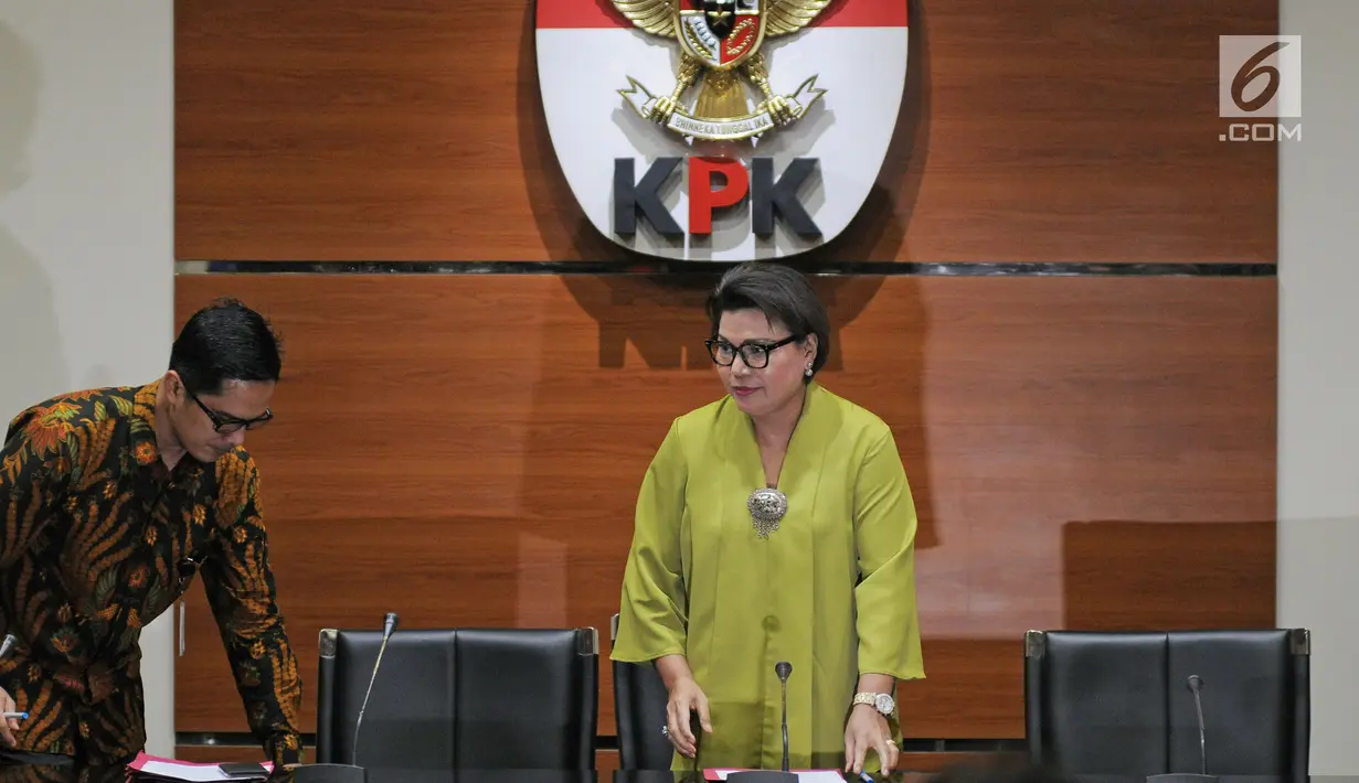 Wakil Ketua KPK Basaria Panjaitan (kanan) bersiap memberi keterangan terkait OTT Kendari di Gedung KPK, Jakarta, Kamis (1/3). Dua tersangka dalam OTT Kendari ialah Wali Kota Kendari Adriatma Dwi Putra dan cagub Sultra Asrun. (Liputan6.com/Herman Zakharia)