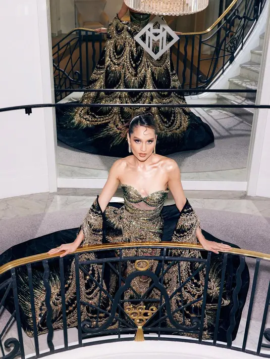 Meski begitu, Cinta berhasil membawa gaun ini dengan anggunnya.  [credit: @glenprasetya].