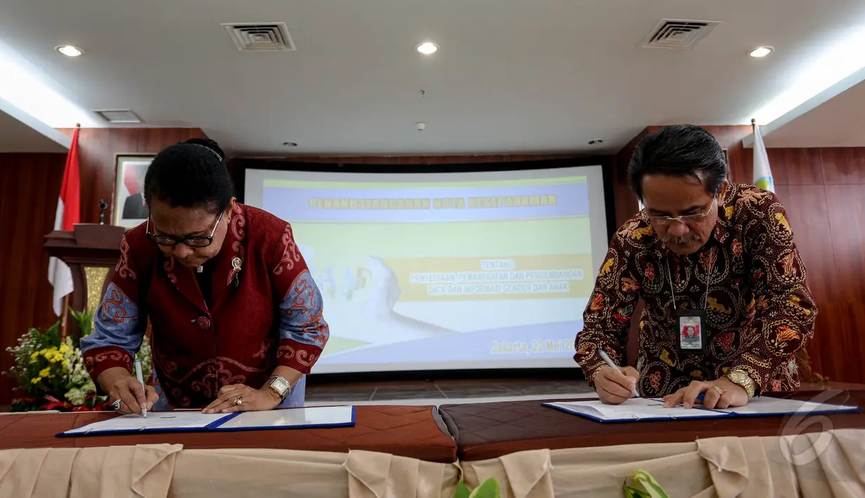 Menteri Pemberdayaan Perempuan dan Perlindungan Anak (Kemen PPPA) menandatangani nota kesepahaman (MoU) dengan Badan Pusat Statistik (BPS) di Kantor Kemen PPPA, Jakarta, Jumat (22/5/2015). (Liputan6.com/Faizal Fanani)