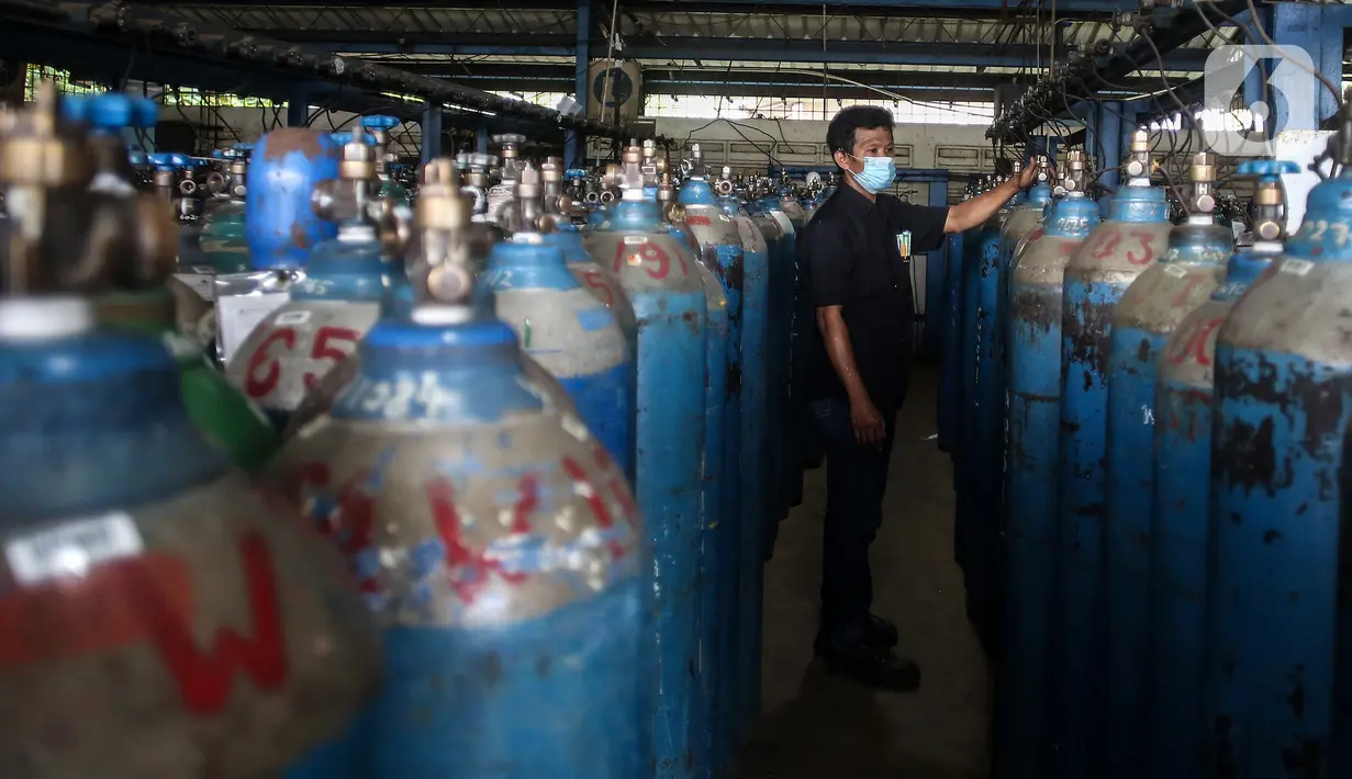 Petugas mengisi dan memeriksa tabung oksigen di PT Samator Gas Industri, Pulo Gadung, Jakarta, Jumat (6/8/2021). Kementerian Kesehatan dan Satgas Covid-19 DPR dalam sidaknya menghimbau produksi oksigen untuk industri dikurangi dan dialihkan untuk kebutuhan pasien Covid-19. (Liputan6com/JohanTallo)