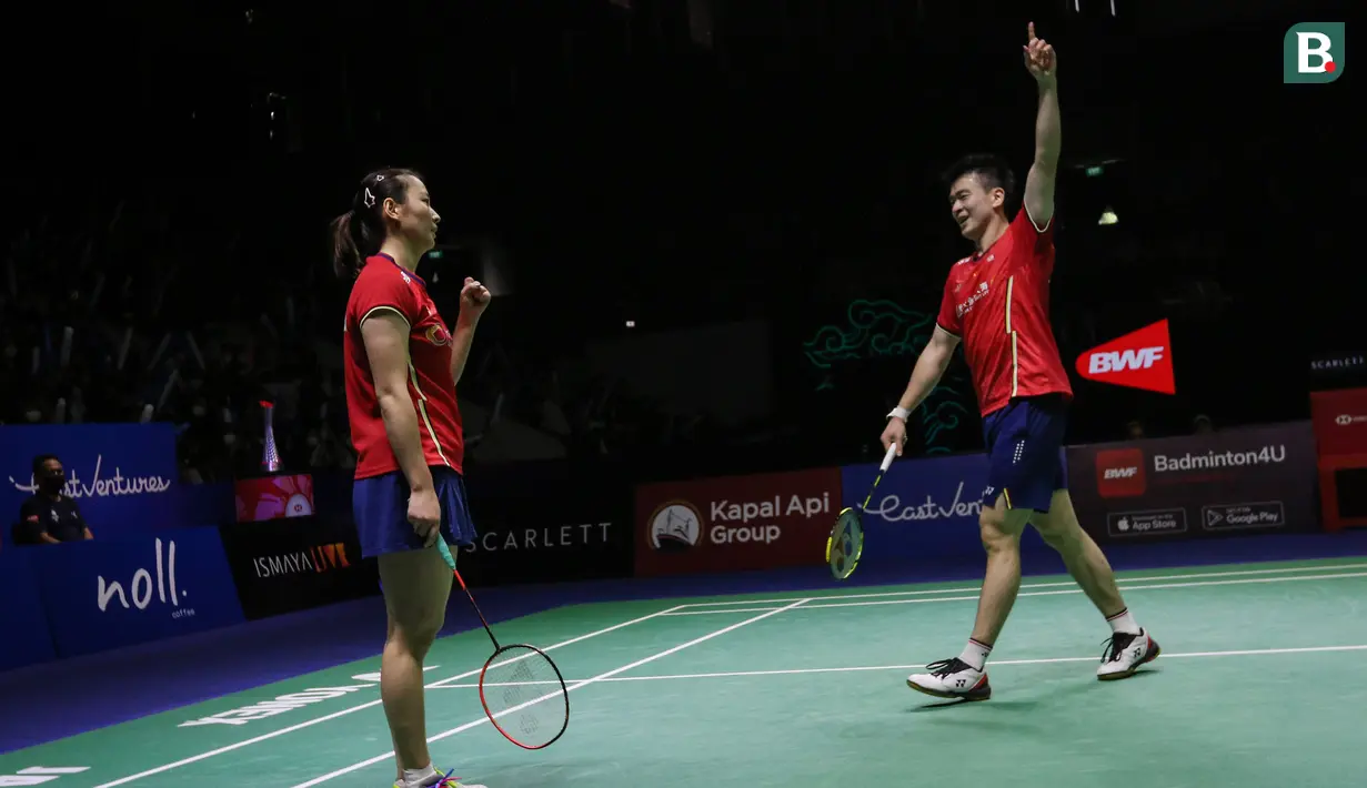 Pebulu tangkis ganda campuran China, Zheng Si Wei/Huang Ya Qiong melakukan selebrasi usai menaklukkan wakil Jepang, Yuta Watanabe/Arisa Higashino pada babak final Indonesia Open 2022 di Istora Senayan, Jakarta, Minggu (19/06/2022). (Bola.com/Bagaskara Lazuardi)