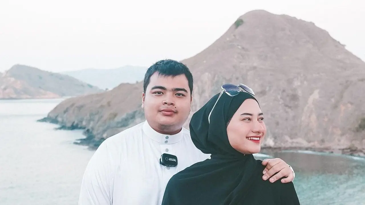 Potret kenangan almarhum Ameer Azzikra bersama sang istri, Nadzira Shafa. (Foto: Instagram @enazirashf_)