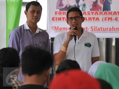 Bakal calon Gubernur DKI Jakarta Sandiaga Uno menyapa warga Pasar Johar Jakarta, Minggu (24/4/2016). Sandiaga Uno mendengarkan berbagai macam aspirasi dari sejumlah warga di kawasan tersebut. (Liputan6.com/Gempur M Surya)
