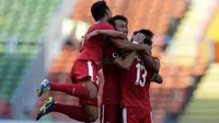 Para pemain Timnas Indonesia merayakan gol yang dicetak oleh Febri Hariyadi ke gawang Kamboja di Stadion Shah Alam, Selangor, Kamis, (24/8/2017). Indonesia menang 2-0 atas Kamboja. (Bola.com/Vitalis Yogi Trisna)