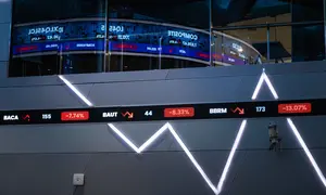 Adapun total volume saham yang telah diperdagangkan adalah 98,791 miliar senilai Rp67,823 triliun. Tampak dalam foto, papan elektronik menampilkan pergerakan Indeks Harga Saham Gabungan (IHSG) di Bursa Efek Indonesia, Jakarta, Kamis (29/1/2026). (YASUYOSHI CHIBA/AFP)