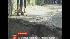Pengendara pun harus rela memutar arah menggunakan jalur alternatif yang jaraknya puluhan kilometer.