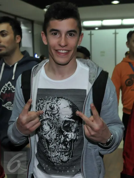 Senyum pebalap asal Spanyol, Marc Marquez, tak pernah lepas saat tiba di Bandara Soekarno-Hatta, Tangerang, Jumat (12/2/2016). Marquez datang untuk acara launching tim Repsol Honda di Sirkuit Sentul pada Minggu (14/2) mendatang. (Liputan6.com/Johan Tallo)
