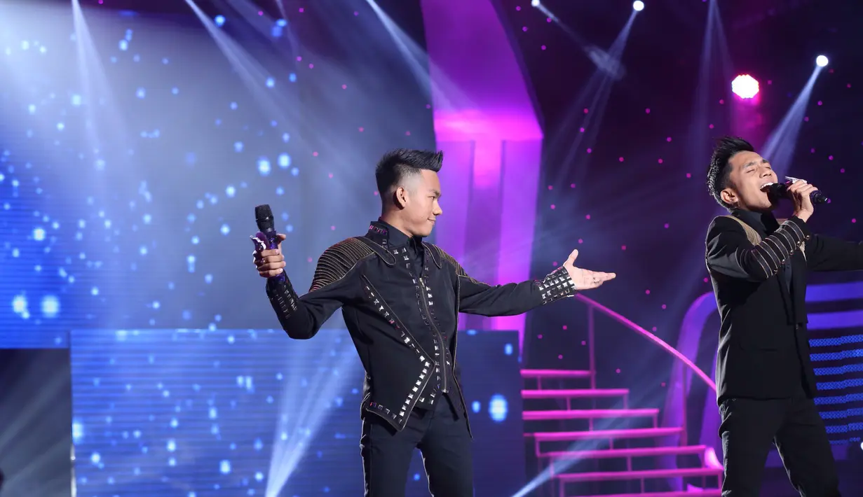 Soimah melihat Duo Alfin penampilannya bagus, meskipun tidak membawa alat musik sendiri. Pesinden ini juga memberikan masukan cara bergoyangnya Duo Alfin. (Andy Masela/Bintang.com)