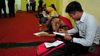 Para pengunjung menyiapkan formulir lamaran kerja saat berkunjung di karir.com expo 2015, Balai Kartini, Jakarta, Rabu (27/5/2015). Pameran tersebut diikuti lebih dari 1.000 opportunities di 80 perusahaan. (Liputan6.com/Yoppy Renato)