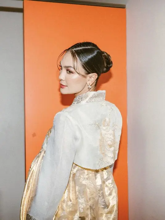 Hanbok tersebut memiliki detail bunga bordir di bagian belakang dan depan. (@lunamaya)