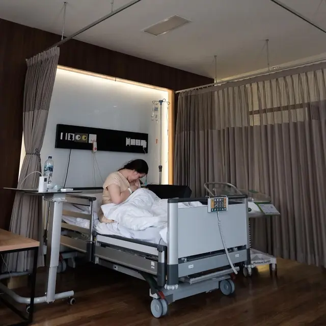 Melahirkan di Malam Takbiran, Ini 6 Potret Istri Lucky Perdana Gendong Anak Kedua