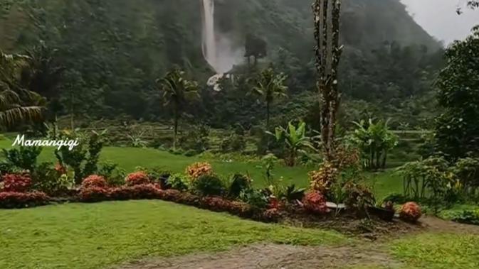 Rumah Kayu Abah Jajang View Air Terjun Ditawar Rp 2 Miliar Tapi Ditolak (Sumber: TikTok/mamangingi)