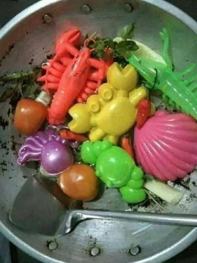 6 Potret Makan Irit Pakai Seafood Ini Bikin Tepuk Jidat (