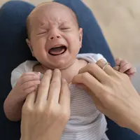 langkah orang tua agar bayi tdak gumoh setelah menyusui. credits: freepik