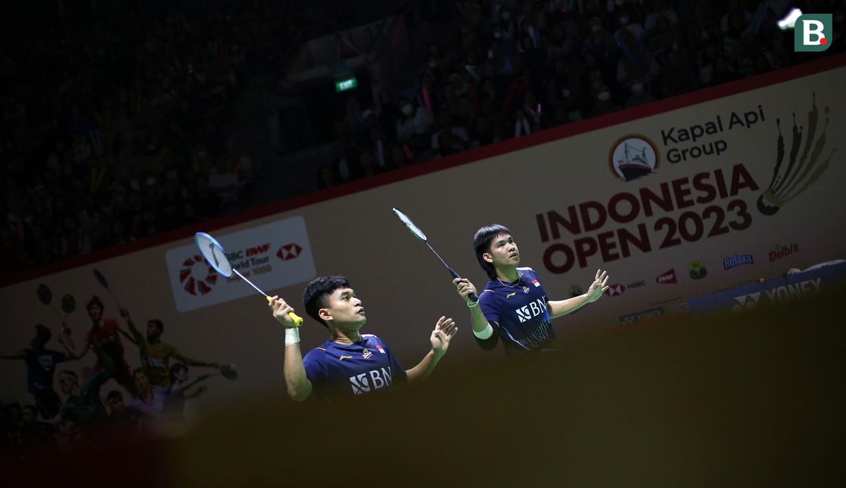 Pebulu tangkis ganda putra Indonesia, Leo Rolly Carnando/Daniel Marthin bertanding melawan pebulu tangkis ganda putra Jepang, Ayato Endo/Yuta Takei pada babak 32 besar Indonesia Open 2023 di Istora Senayan, Jakarta, Selasa (13/06/2023). Wakil Jepang,  Ayato Endo/Yuta Takei kalah dengan skor 21-23, 21-8, 12-21. (Bola.com/Bagaskara Lazuardi)