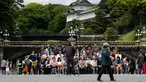 Wisatawan foto bersama di area Taman Istana Kekaisaran di Tokyo, Jepang (29/4/2019). Kaisar Jepang Akihito akan turun dari Tahta Krisan pada 30 April 2019 mengakhiri 30 tahun masa pemerintahannya. (Kazuhiro NOGI / AFP)