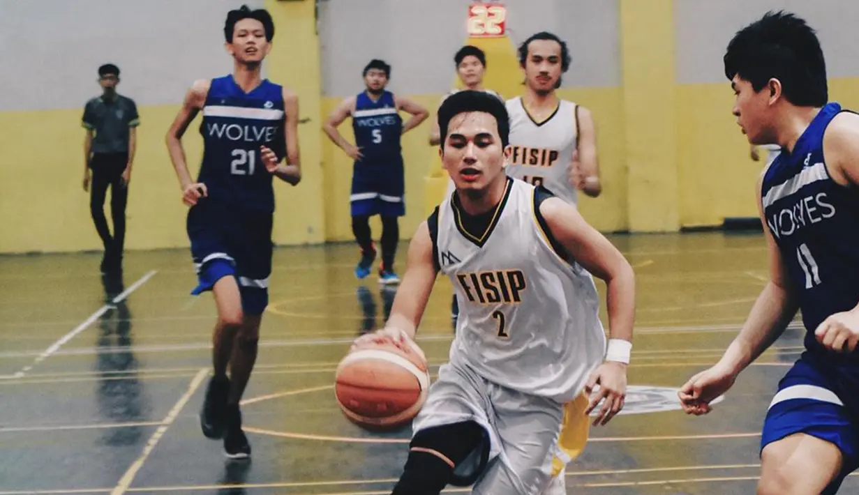 Hobi bermain basket, Aip beberapa kali memenangkan pertandingan bersama timnya. (Liputan6.com/IG/@ariefmeivio)