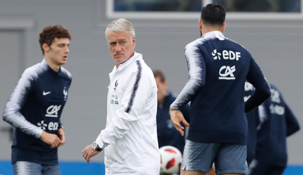 Pelatih timnas Prancis, Didier Deschamps melihat para pemainnya berlatih di Glebovets, Rusia, (4/7). Prancis akan bertanding melawan Uruguay pada babak 8 besar Piala Dunia 2018 di Nizhny Novgorod Stadium. (AP Photo/David Vincent)