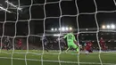 Penyerang Liverpool, Sadio Mane, mencetak gol ke gawang Crvena Zvezda pada laga Liga Champions, di Stadion Anfield, Rabu (24/10/2018). Liverpool menang 4-0 atas Crvena Zvezda. (AP/Jon Super)