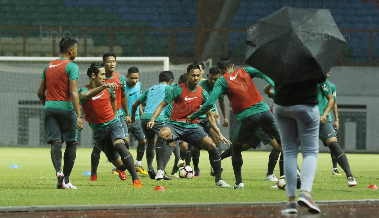 Pemain Timnas U-23 menggelar sesi latihan tertutup di Stadion Wibawa Mukti, Cikarang, Selasa (14/11/2017). Timnas Indonesia U-23 akan menjalani laga uji coba kontra Suriah U-23 pada Kamis (16/11/2017). (Bola.com/ M Iqbal Ichsan)