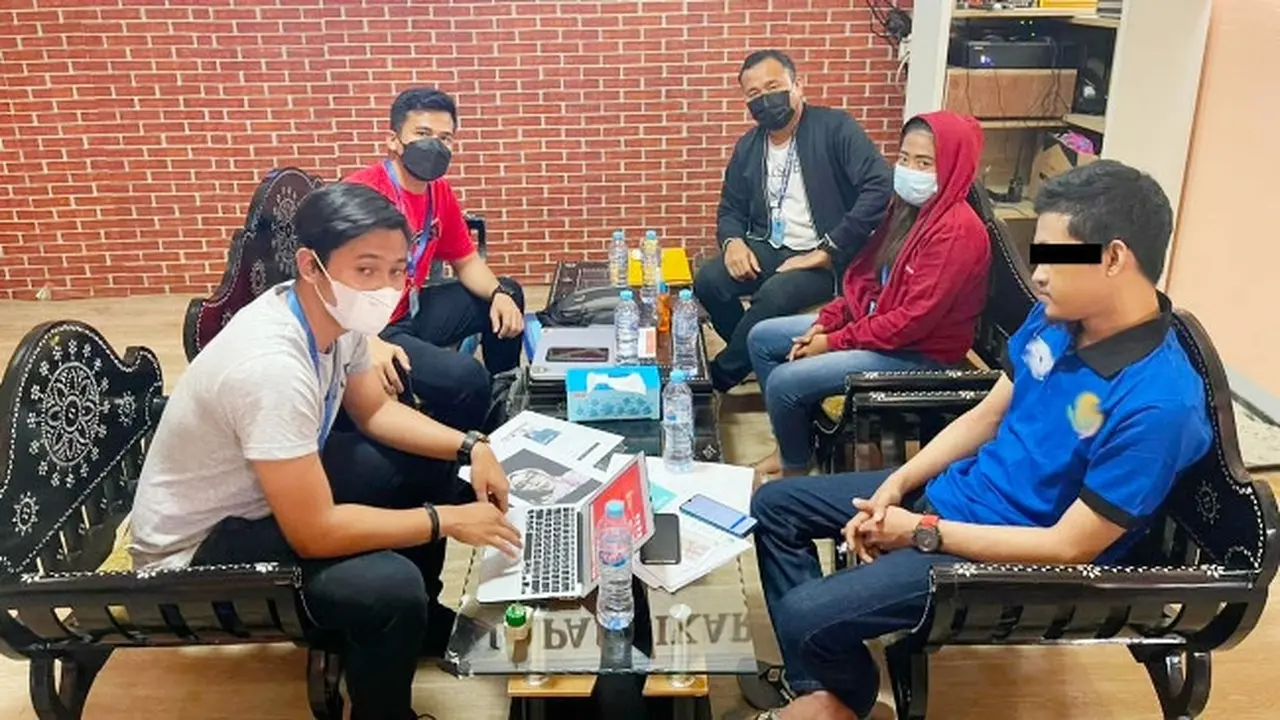 Tersangka penipuan online yang berhasil kurang uang ratusa juta dari BUMDes Sinar Jaya, Kabupaten Kampar.