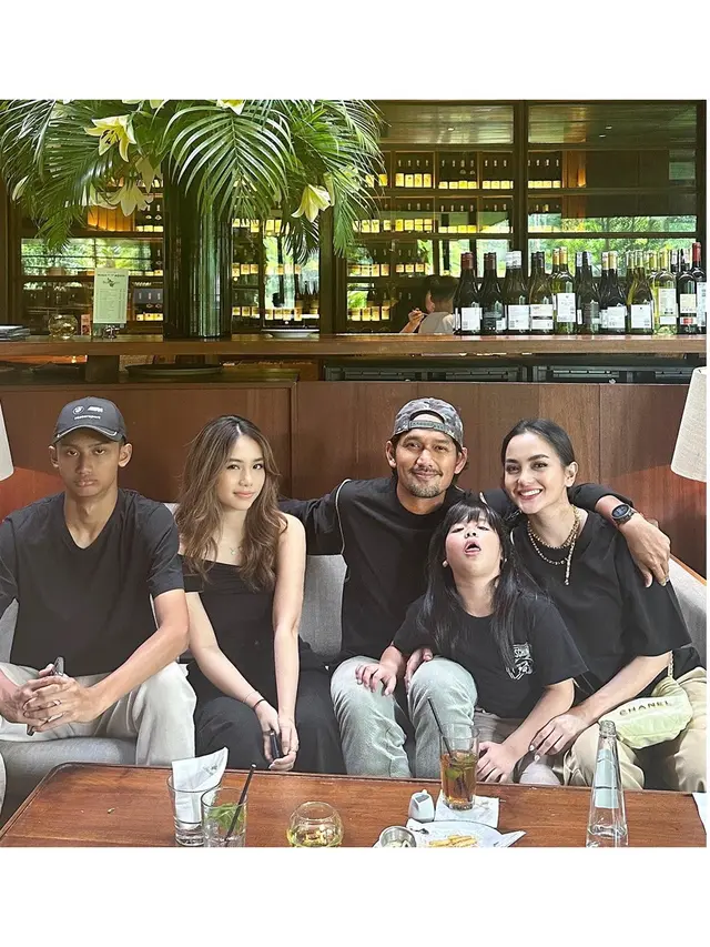 2 Tahun Menikah, Ini 6 Potret Bahagia Ririn Ekawati dan Ibnu Jamil Umumkan Kehamilan
