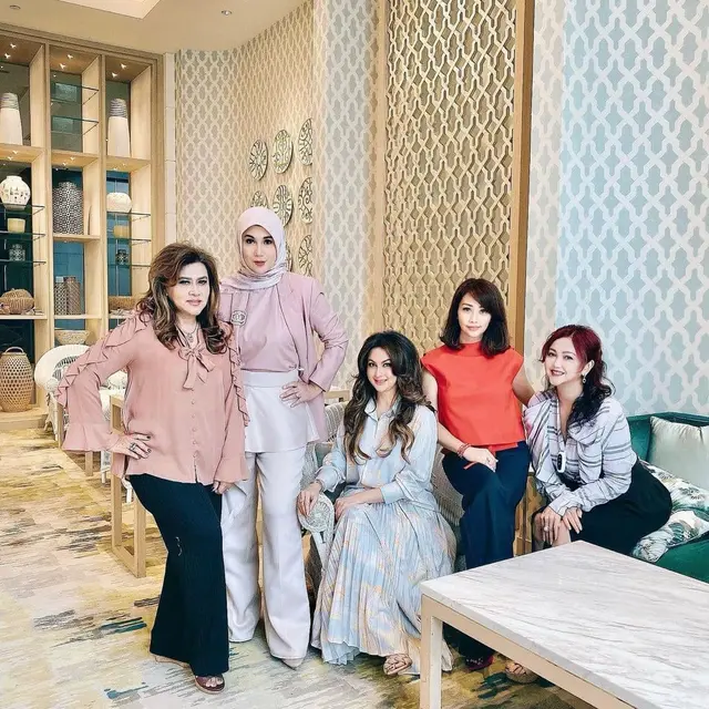 Berteman Lama, Ini 6 Potret Temu Kangen Diana Pungky dan Marini Zumarnis