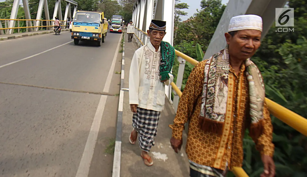 Warga melintasi jembatan Bangkir Indramayu, Jawa Barat, Jumat (30 /6). H+5 Indramayu Kota ke Arah Jakarta melalui Jalur Utara diprediksi mulai di padati arus balik pada Malam dan esok hari H+6. (Liputan6.com/Helmi Afandi)