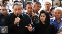 Mantan Presiden Susilo Bambang Yudhoyono bersama istri, Ani Yudhoyono melayat penyanyi Mike Mohede. (Herman Zakharia/Liputan6.com)