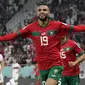 Pemain Timnas Maroko, Youssef En-Nesyri melakukan selebrasi usai mencetak gol ke gawang Timnas Portugal dalam laga babak perempatfinal Piala Dunia 2022 di Al Thumama Stadium, Doha, Qatar, Sabtu (10/12/2022) malam WIB. (AP/Martin Meissner)