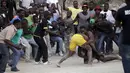 Para pria Haiti sedang beradu ketahanan pada ajang Gulat yang disebut Pinge wrestling competition di Port-au-Prince, Haiti, Sabtu (26/3/2016). Acara ini untuk memperingati Paskah di Haiti. (REUTERS/Andres Martinez Casares)