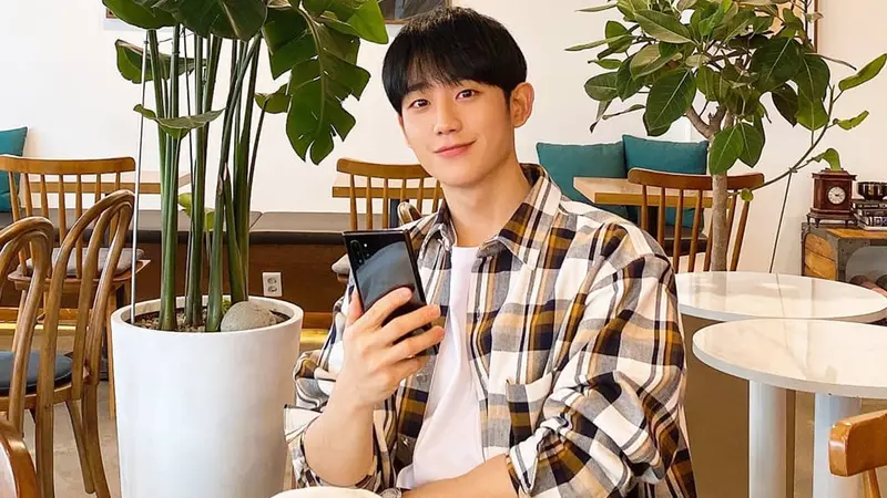 FOTO: Gaya Kasual Jung Hae In, Tetap Tampil Stylish dan Menawan