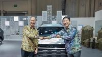 (ki-ka) Menteri Perindustrian Republik Indonesia, Agus Gumiwang Kartasasmita berjabatan tangan dengan President Director Hyundai Motors Indonesia, Ju Hun Lee dalam kunjungannya ke booth Hyundai pada GIIAS 2025