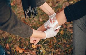 Mengenal pentingnya mempunya antiseptik di rumah maupun kendaraan pribadi sebagai pertolongan pertama pada luka. (Sumber: Freepik/prostooleh).