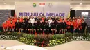 <p>Para atlet bulu tangkis Indonesia yang akan berlaga di Olimpiade Paris 2024 berfoto bersama dengan Ketua Umum NOC Indonesia Raja Sapta Oktohari, Sekjen PP PBSI M.Fadil Imran beserta para pengurus dan CdM Kontingen Indonesia ke Olimpiade Paris 2024, Anindya Bakrie usai acara doa bersama untuk kesuksesan skuad bulu tangkis Indonesia menuju Olimpiade Paris 2024 di Pelatnas PBSI Cipayung, Jakarta, Kamis (11/7/2024). (Bola.com/Abdul Aziz)</p>