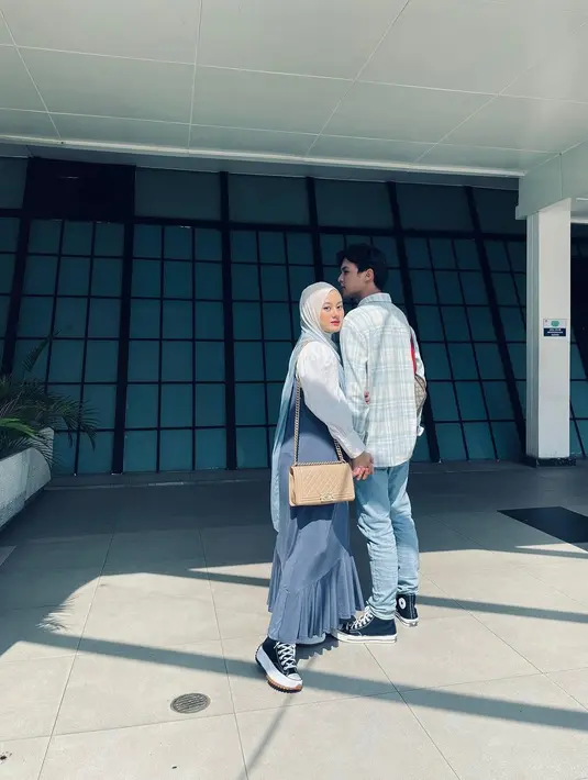 Melihat unggahan tersebut, Rey Mbayang sang calon ayah pun turut memberikan komentar. Dengan senang hati, ia menyebutkan anak yang di kandungan Dinda adalah jagoan untuknya. (Instagram/dindahw)