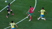 Gabriel Magalhaes (kanan) gagal mencegah Ismael Saibari (kedua dari kanan) di laga Brasil vs Maroko di Grup C Piala Dunia 2026, New York New Jersey Stadium, East Rutherford, Amerika Serikat, Minggu (14/6/2026). (AP Photo/Matt Slocum)