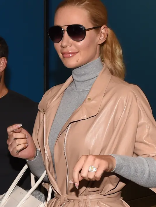 Selama beberapa minggu terakhir, Azalea telah mengunggah gambar ke halaman media sosial nya. Sekarang judul album baru telah terungkap dengan cepat, 'Digital Distortion' karena rasa penasaran para penggemar. (Bintang/EPA)