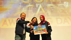 Pemimpin Redaksi Liputan6.com, Mohamad Teguh berfoto bersama pemenang penghargaan untuk Best Video dan Picture dalam acara awarding Citizen Journalist Academy - Energi Muda Pertamina di Jakarta, Sabtu (18/11). (Liputan6.com/Helmi Afandi)