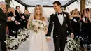 Taylor Lautner resmi menikahi sang kekasih, Taylor Dome pada 11 November 2022 lalu. Saat prosesi pemberkatan terlihat keduanya begitu bahagia dengan dihadiri tamu undangan yang memakai busana dengan tema hitam. (Liputan6.com/IG/@samkoma.world)