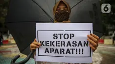 Massa yang tergabung dalam Aliansi Menolak Lupa menggelar aksi damai di kawasan Tugu Proklamasi, Jakarta, Kamis (15/10/2020). Dalam aksinya, mereka mengecam represifitas aparat kepolisian terhadap massa aksi, medis, jurnalis, dan masyarakat sipil lainnya. (Liputan6.com/Faizal Fanani)