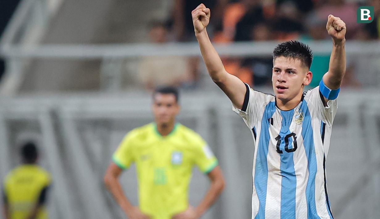 <p>Selebrasi pemain Timnas Argentina U-17, Claudio Echeverri (kanan), setelah mencetak gol ke gawang Brasil U-17 dalam pertandingan perempat final Piala Dunia U-17 2023 yang berlangsung di Jakarta International Stadium, Jumat (24/11/2023). (Bola.com/Bagaskara Lazuardi)</p>