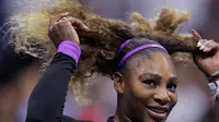 Petenis Amerika Serikat, Serena Williams merapikan rambutnya setelah mengalahkan petenis China, Wang Qiang pada perempat final AS Terbuka 2019 di USTA Billie Jean King National Tennis Center, Selasa (3/9/2019). Serena Williams melaju ke babak semi final setelah menang 6-1 dan 6-0. (AP/Charles Krupa)