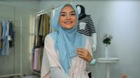Acara buka puasa bersama sekaligus reuni bareng teman lama lebih berkesan dengan hijab model favorit desainer busana muslim Ria Miranda