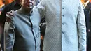 Mantan Presiden India (kiri) dan pengusaha India, Anil Ambani menghadiri pernikahan Isha Ambani dan Anand Piramal di Mumbai, Rabu (12/12). Isha merupakan putri orang terkaya di India menurut Forbes, Mukesh Ambani. (Sujit Jaiswal / AFP)
