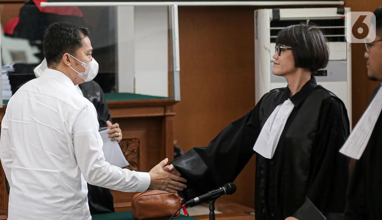 Terdakwa kasus pembunuhan Brigadir Yosua Hutabarat, Arif Rachman bersalamanan dengan kuasa hukum usai sidang lanjutan di PN Jakarta Selatan, Jakarta, Selasa (8/11/2022). Putusan dibacakan Hakim Ketua, Ahmad Suhel, di Pengadilan Negeri Jakarta Selatan. (Liputan6.com/Faizal Fanani)