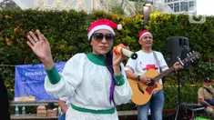 Musisi mengelar pertunjukan musik bernuansa Natal di jalur Pedestrian Bundaran HI, Jakarta Pusat, Selasa (20/12/2022). Pergelaran musik bernuansa Natal tersebut sebagai bentuk pertunjukan untuk menghibur warga yang melintas di Kawasan itu. (Liputan6.com/Angga Yuniar)